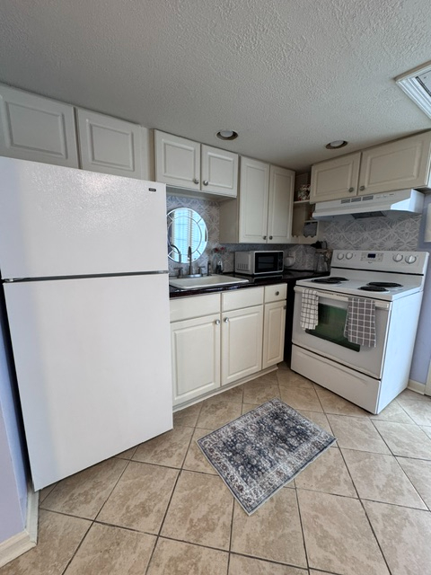 Furnished Garden Studio With Private Patio, Full Kitchen, Washer/Dryer, Utilities & Internet Include - Photo 5
