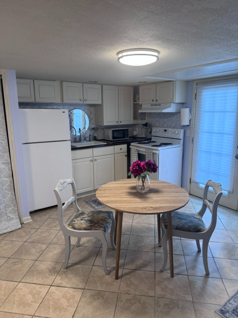 Furnished Garden Studio With Private Patio, Full Kitchen, Washer/Dryer, Utilities & Internet Include - Photo 8