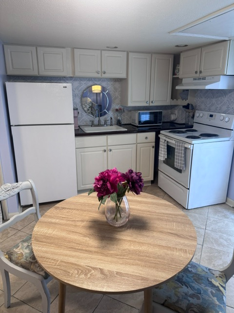 Furnished Garden Studio With Private Patio, Full Kitchen, Washer/Dryer, Utilities & Internet Include - Photo 4