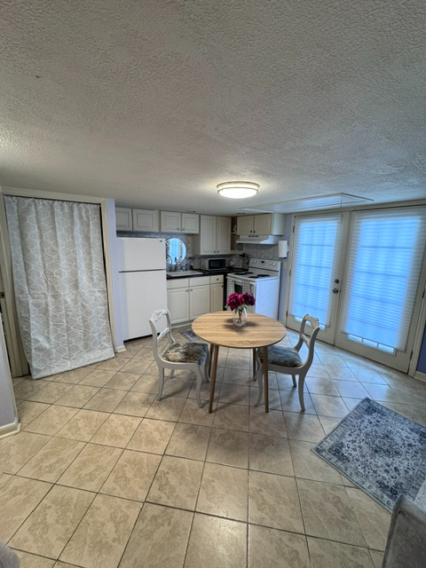 Furnished Garden Studio With Private Patio, Full Kitchen, Washer/Dryer, Utilities & Internet Include - Photo 3