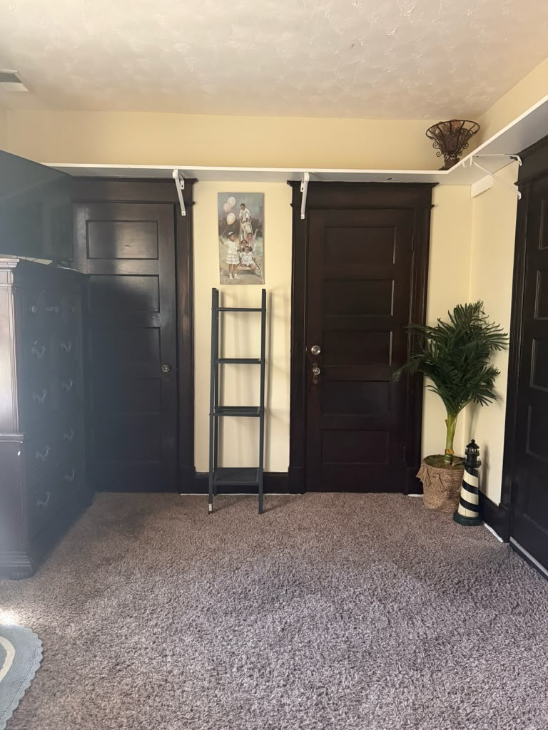 Comfortable Furnished Queen Room With Ensuite Bath, Smart TV And Shared Outdoor Space - Photo 2