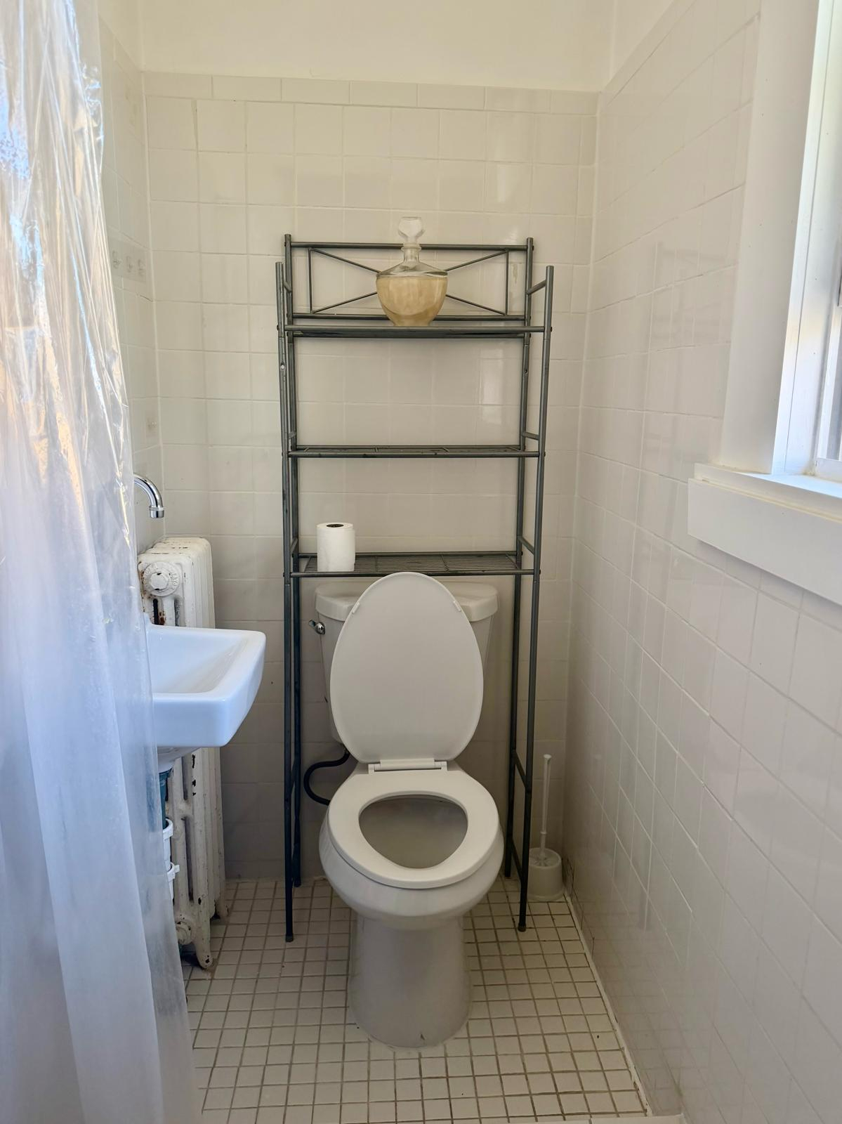 Comfortable Furnished Queen Room With Ensuite Bath, Smart TV And Shared Outdoor Space - Photo 3