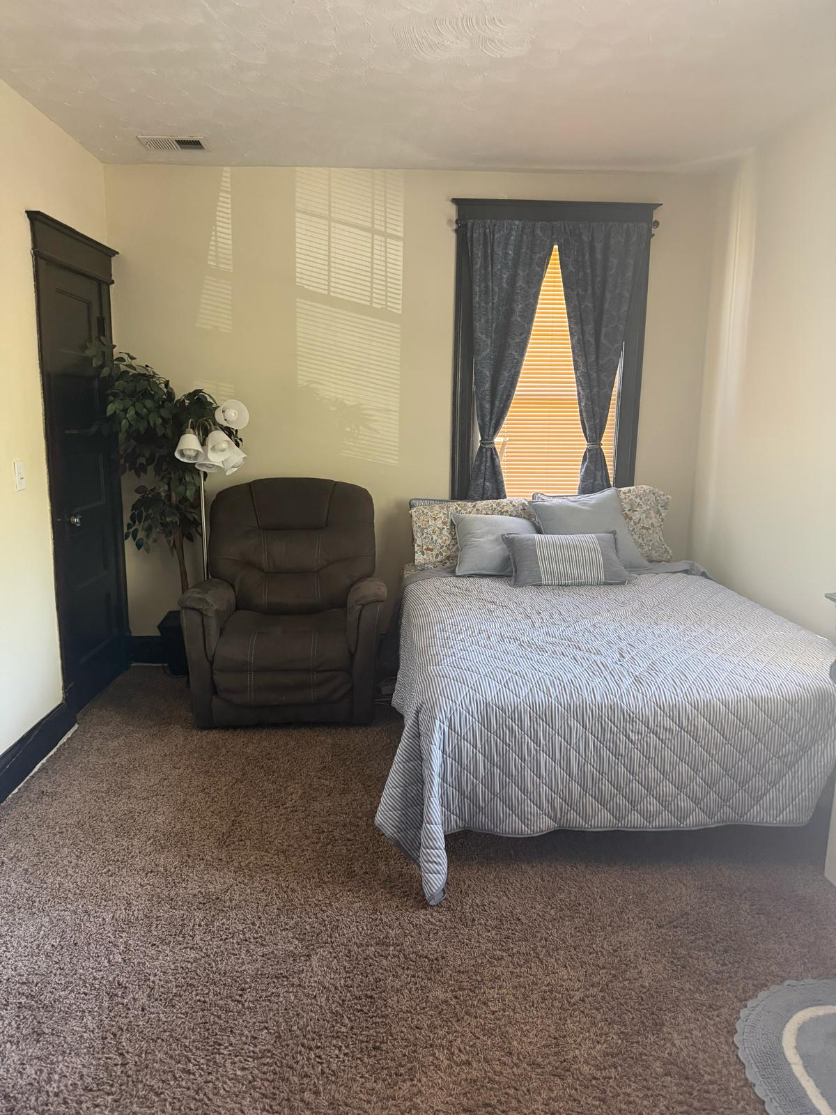 Comfortable Furnished Queen Room With Ensuite Bath, Smart TV And Shared Outdoor Space - Photo 1