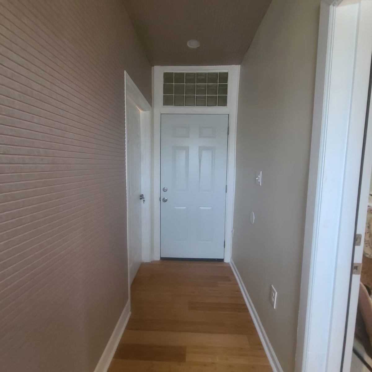 Comfortable Furnished Queen Room With Ensuite Bath, Smart TV And Shared Outdoor Space - Photo 5