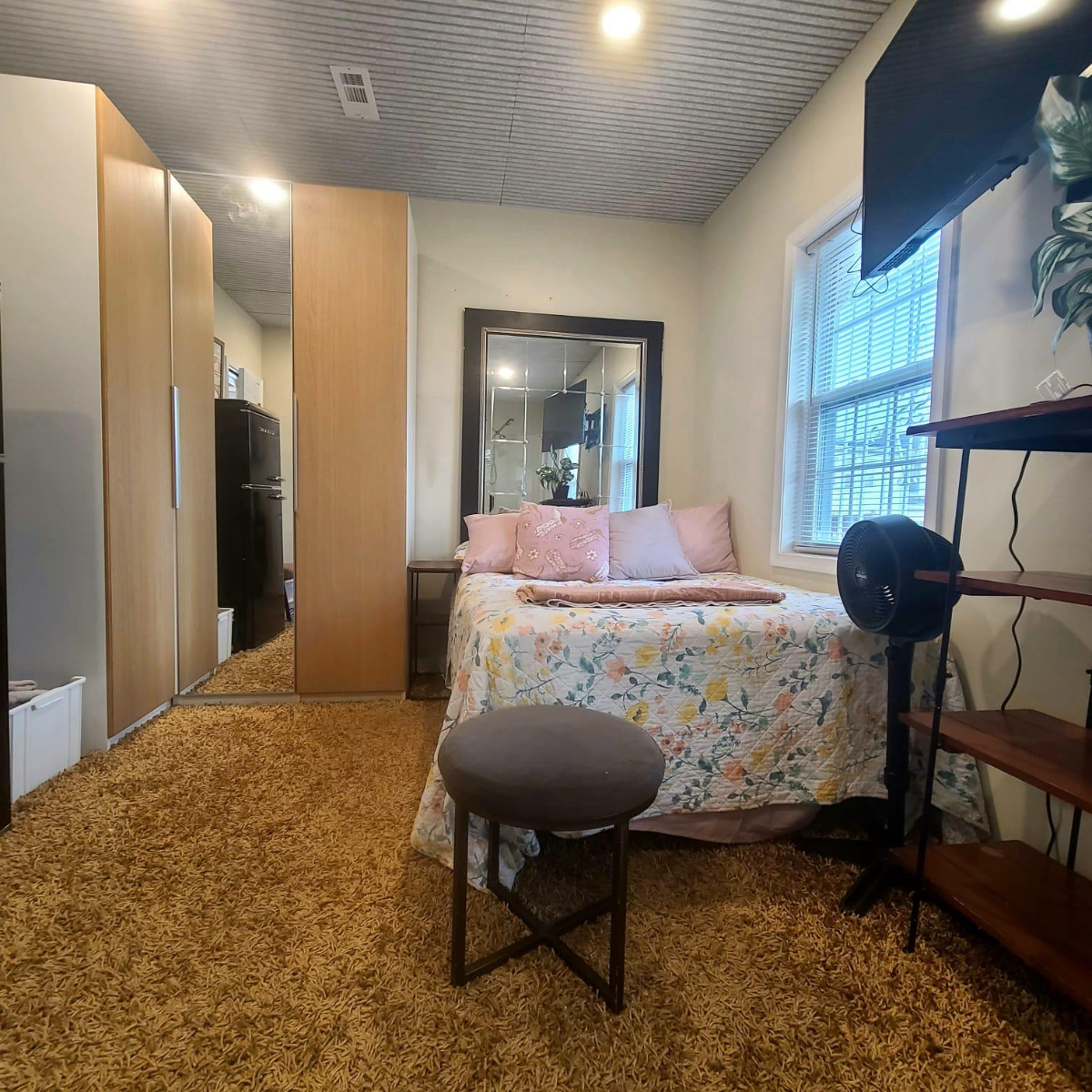 Comfortable Furnished Queen Room With Ensuite Bath, Smart TV And Shared Outdoor Space - Photo 1