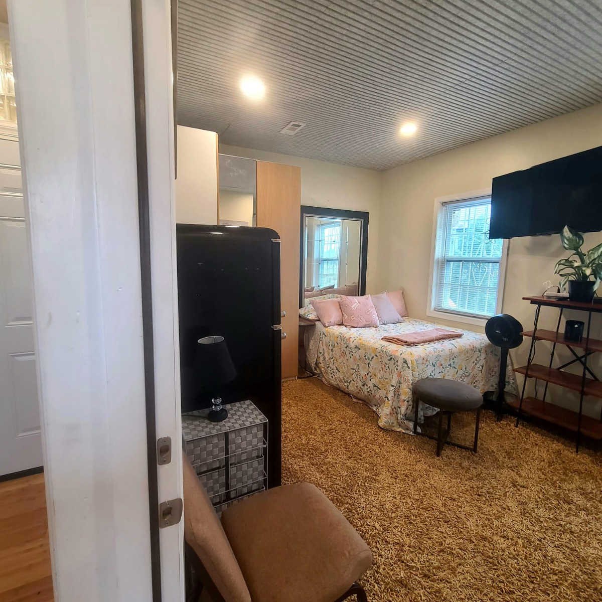 Comfortable Furnished Queen Room With Ensuite Bath, Smart TV And Shared Outdoor Space - Photo 2