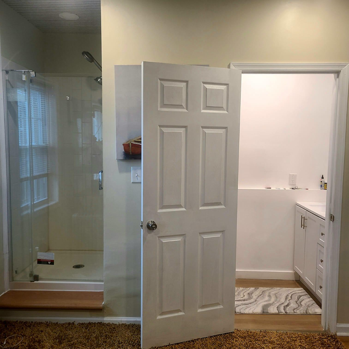 Comfortable Furnished Queen Room With Ensuite Bath, Smart TV And Shared Outdoor Space - Photo 4