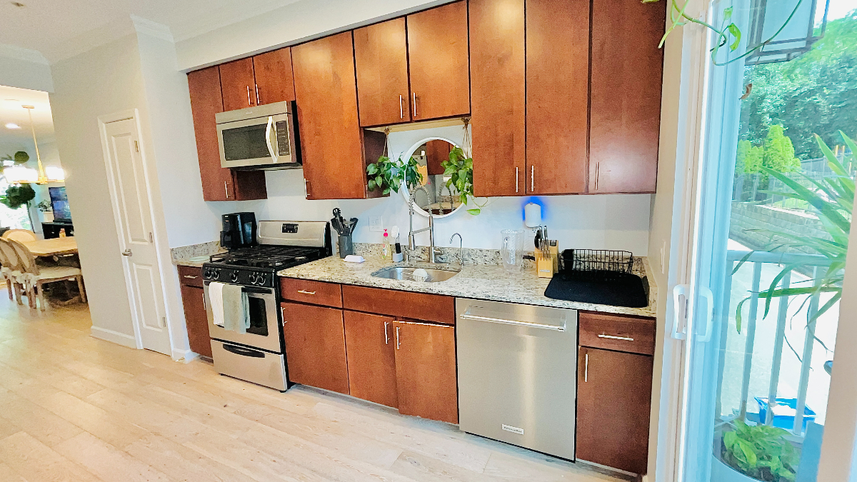 Townhouse Close to Metro in DC - 2BD/2BA/1GR - Photo 4