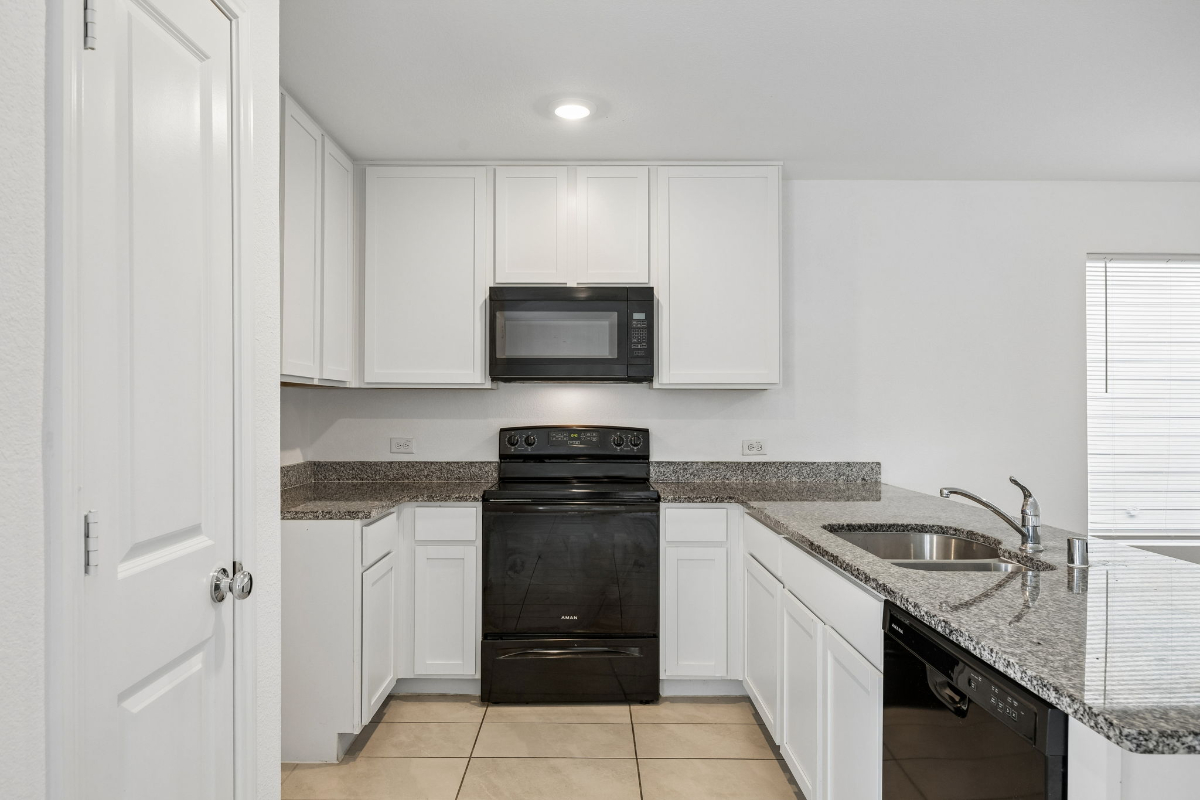 Fully Furnished 4-Bedroom Home Near Downtown Dallas - Photo 10