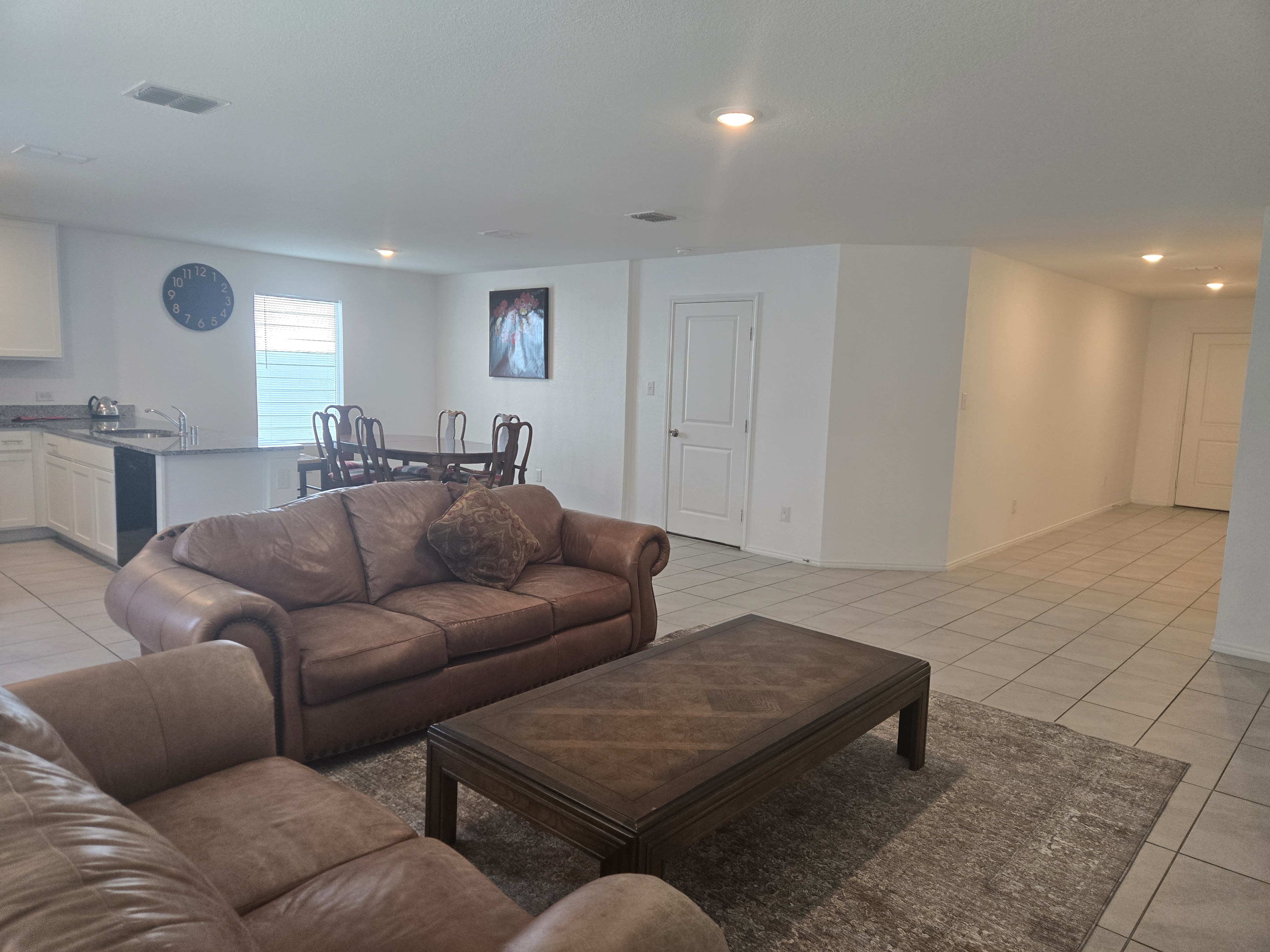 Fully Furnished 4-Bedroom Home Near Downtown Dallas - Photo 4