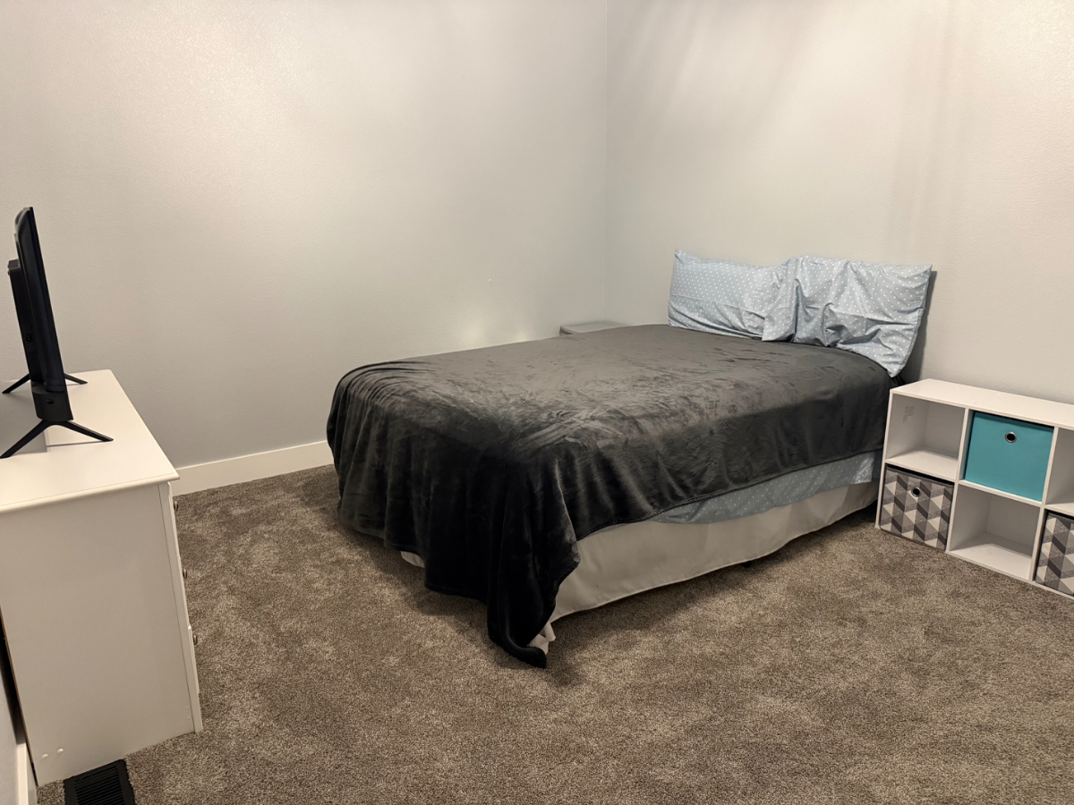 Private room and bathroom in upscale neighborhood - Photo 1