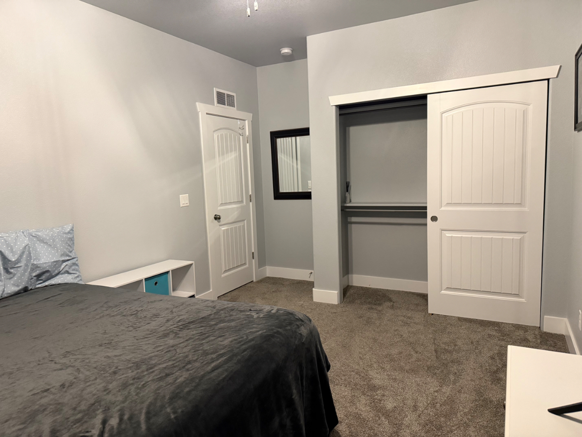 Private room and bathroom in upscale neighborhood - Photo 2