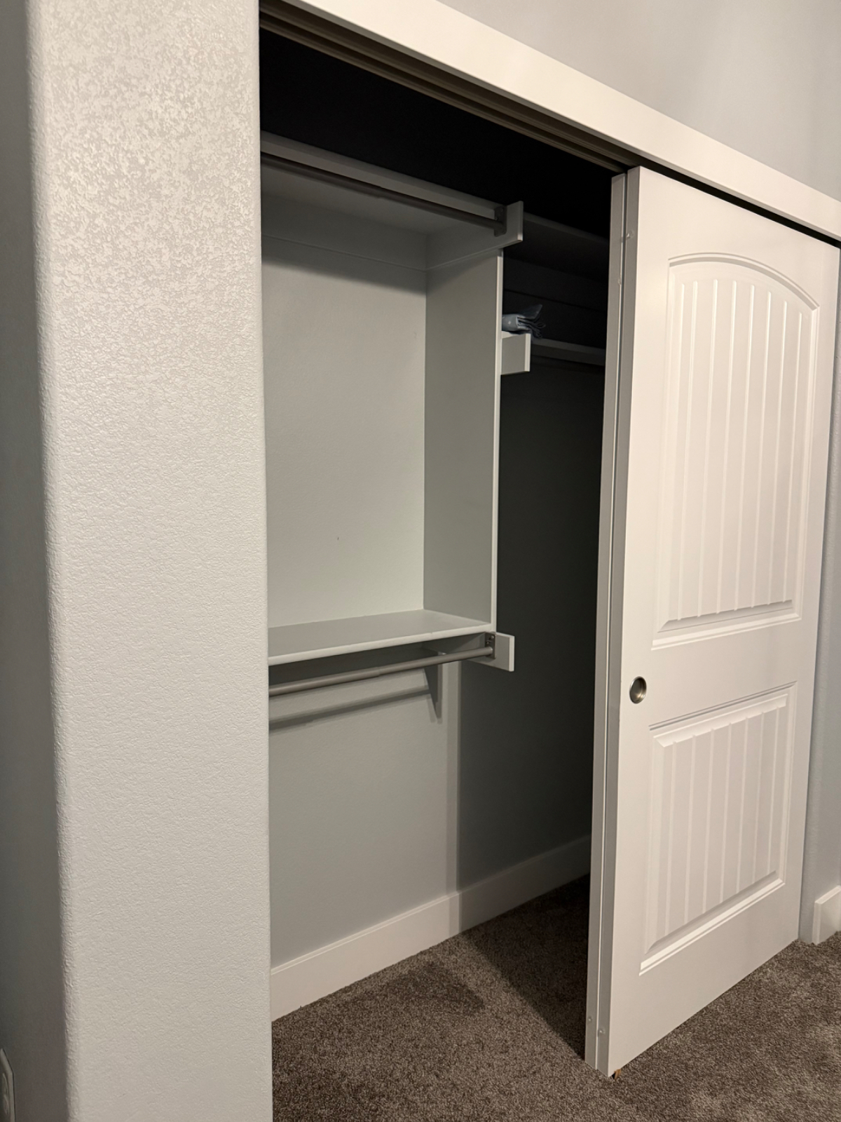Private room and bathroom in upscale neighborhood - Photo 3