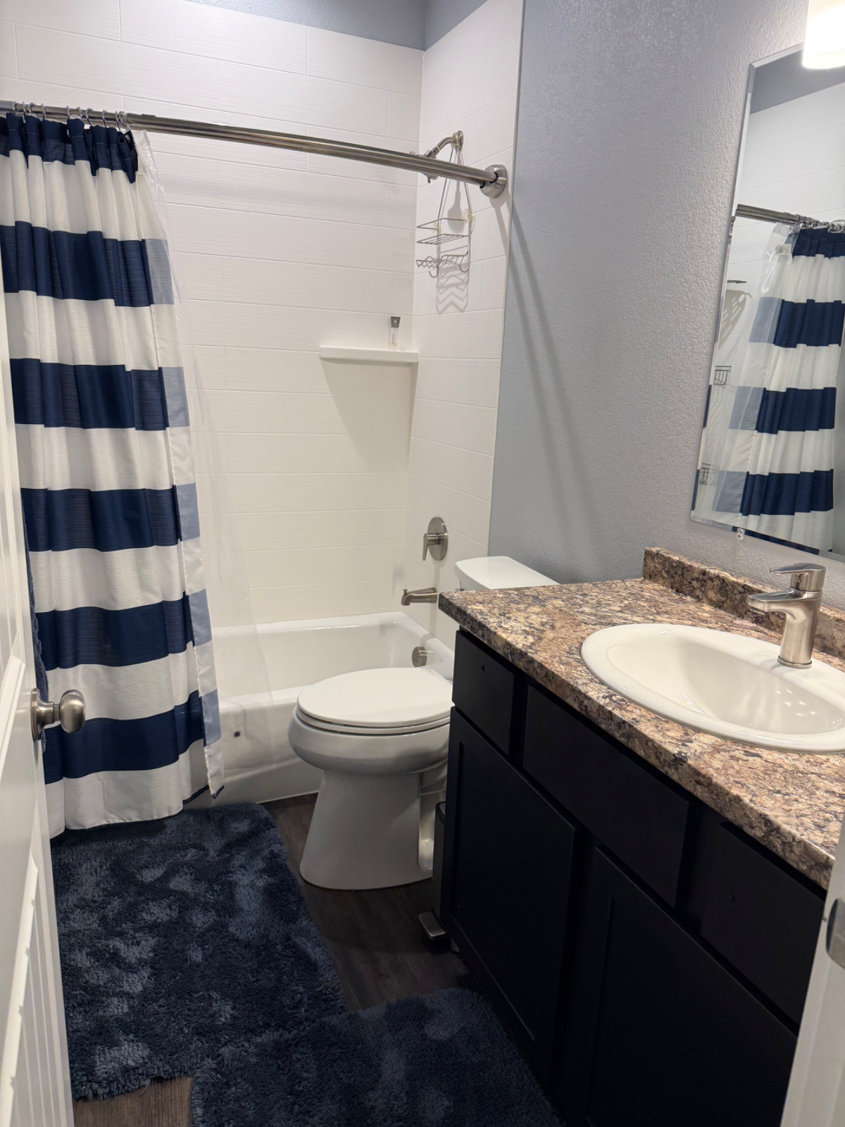 Private room and bathroom in upscale neighborhood - Photo 4