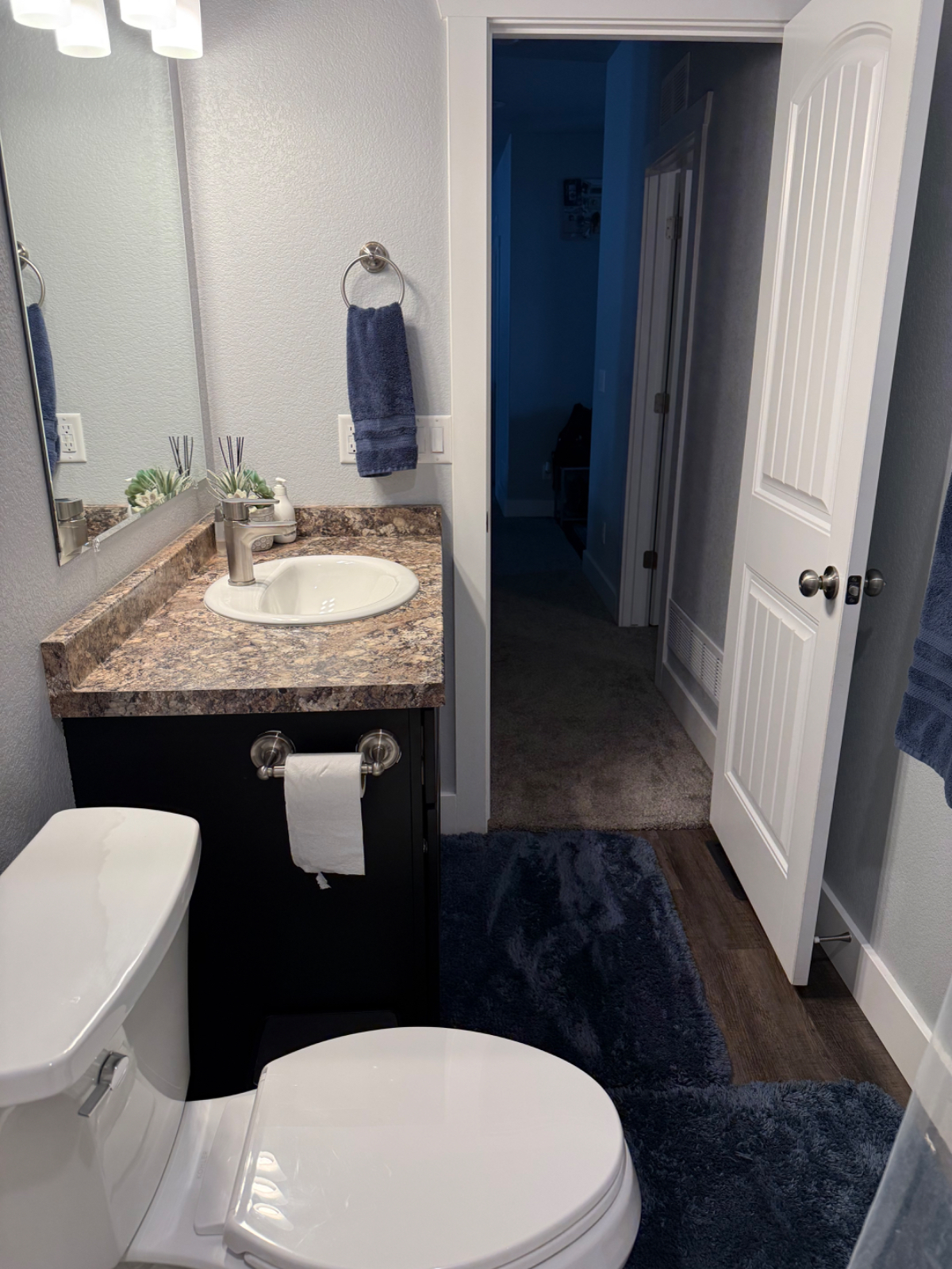 Private room and bathroom in upscale neighborhood - Photo 5