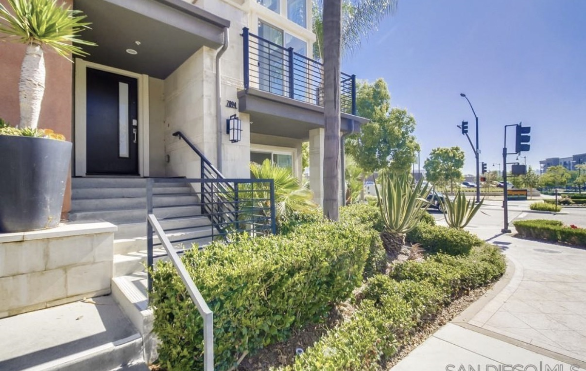 Luxury Executive RH Furnished Civita Townhome | 2BR + Office | 2-Car Garage | Resort Amenities - Photo 2