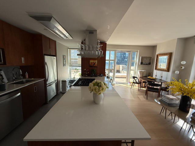 Luxury Hudson Yards Private Room With King Bed, Balcony And 85-Inch Smart TV - Photo 9