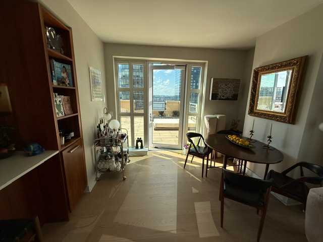 Luxury Hudson Yards Private Room With King Bed, Balcony And 85-Inch Smart TV - Photo 10