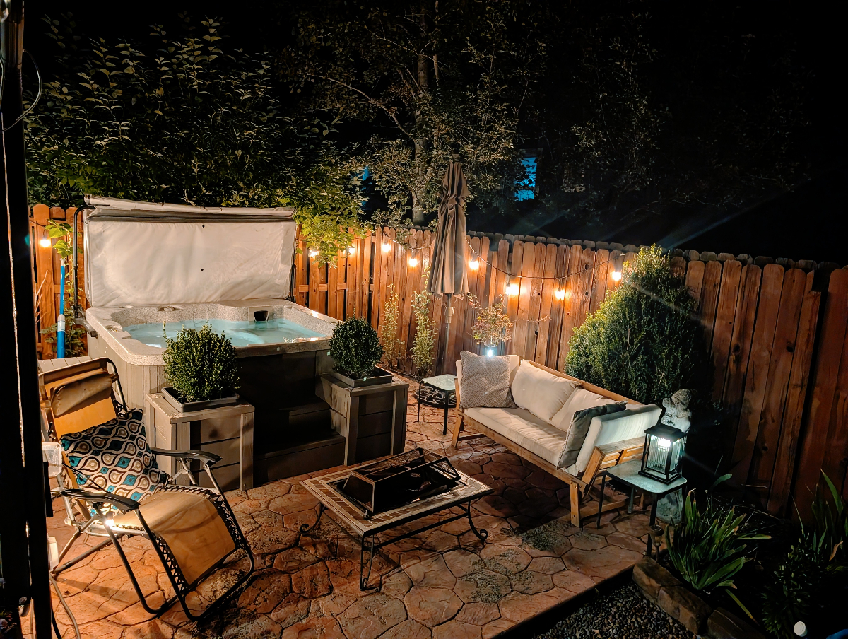Hot tub retreat near hospital - Photo 1