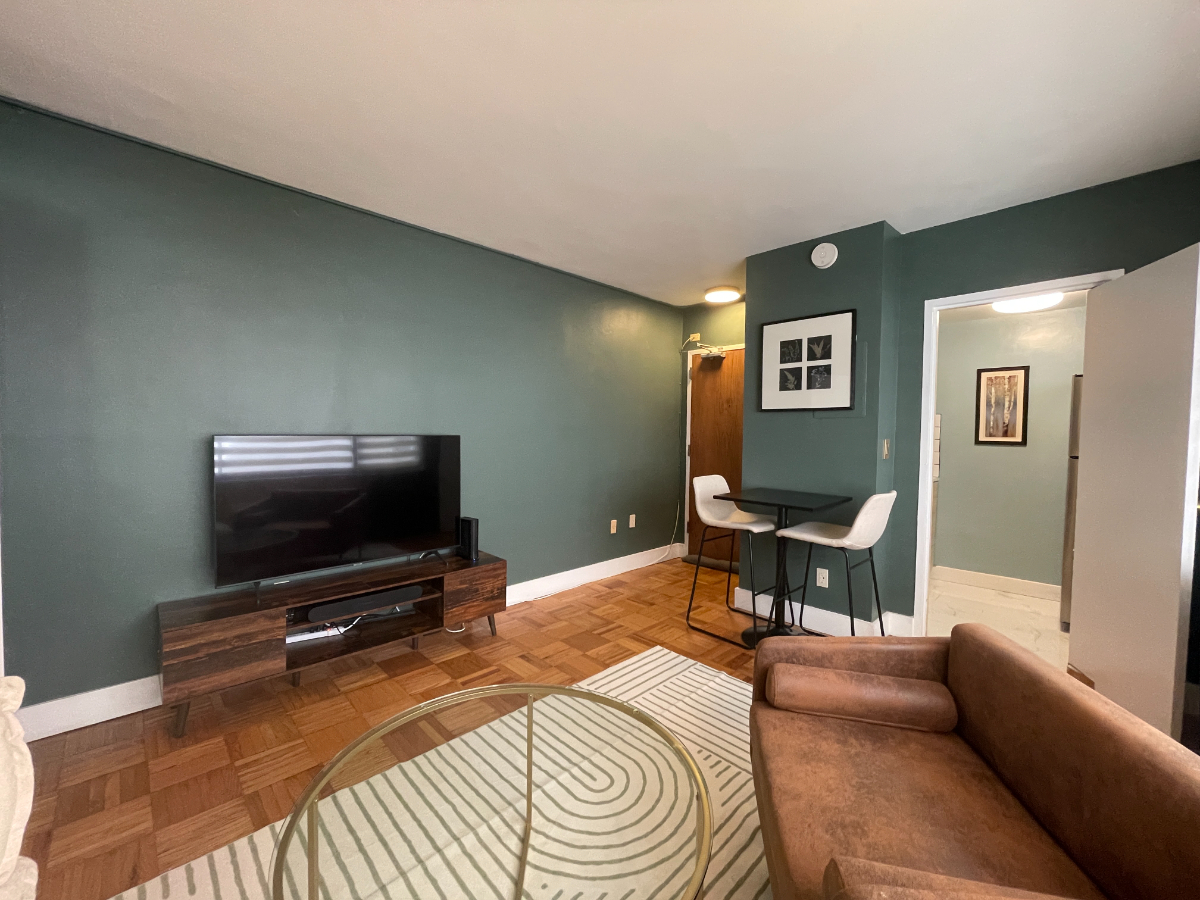 Cute and cozy 1-bedroom next to Foggy Bottom Metro - Photo 2