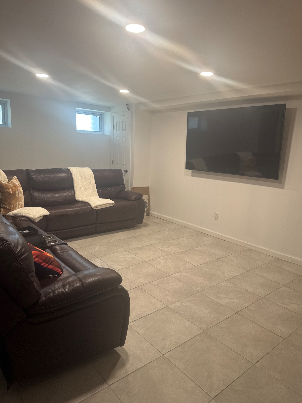 Modern, clean, and quiet private room or full basement with private bathroom and living area - Photo 4