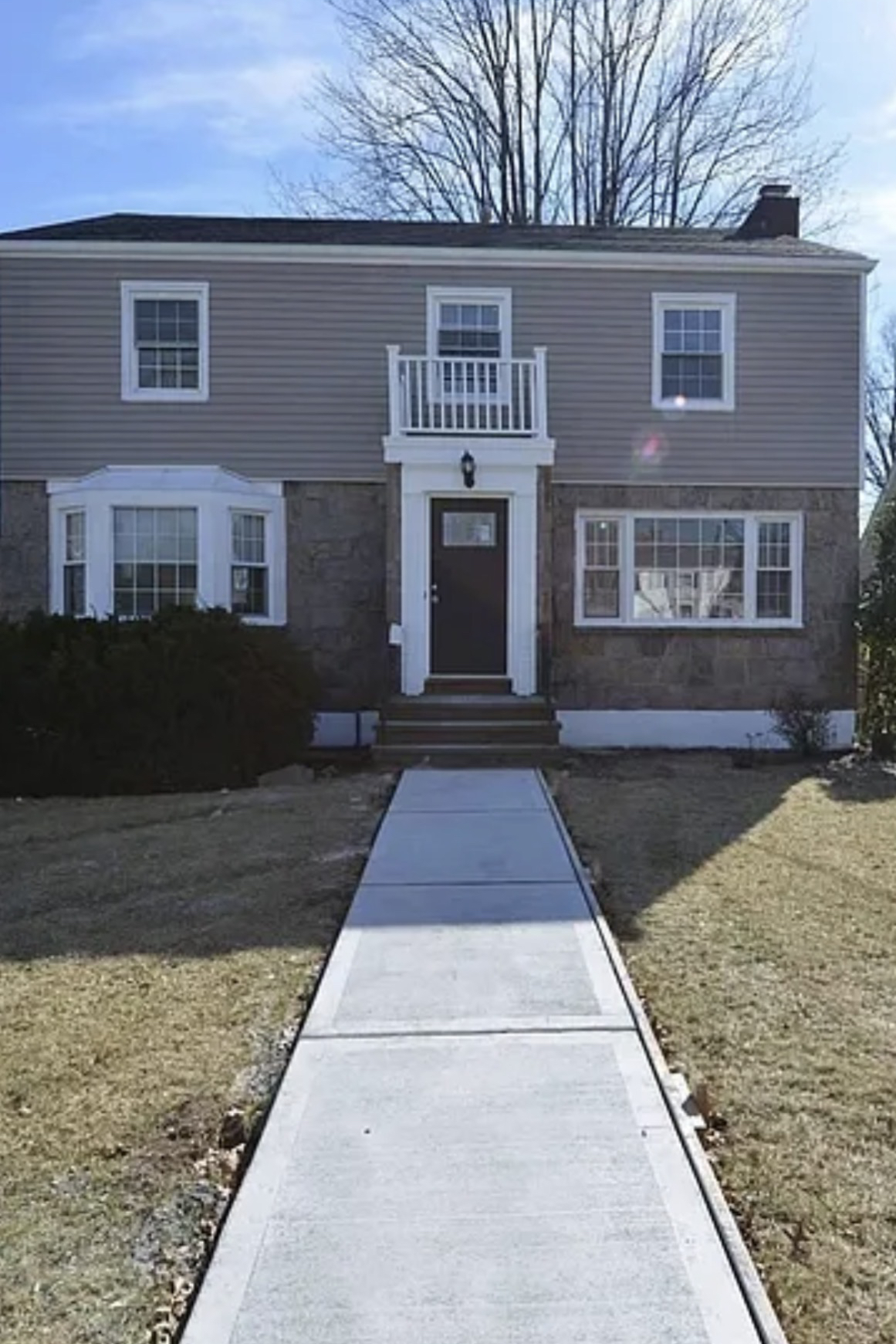 Modern, clean, and quiet private room or full basement with private bathroom and living area - Photo 1