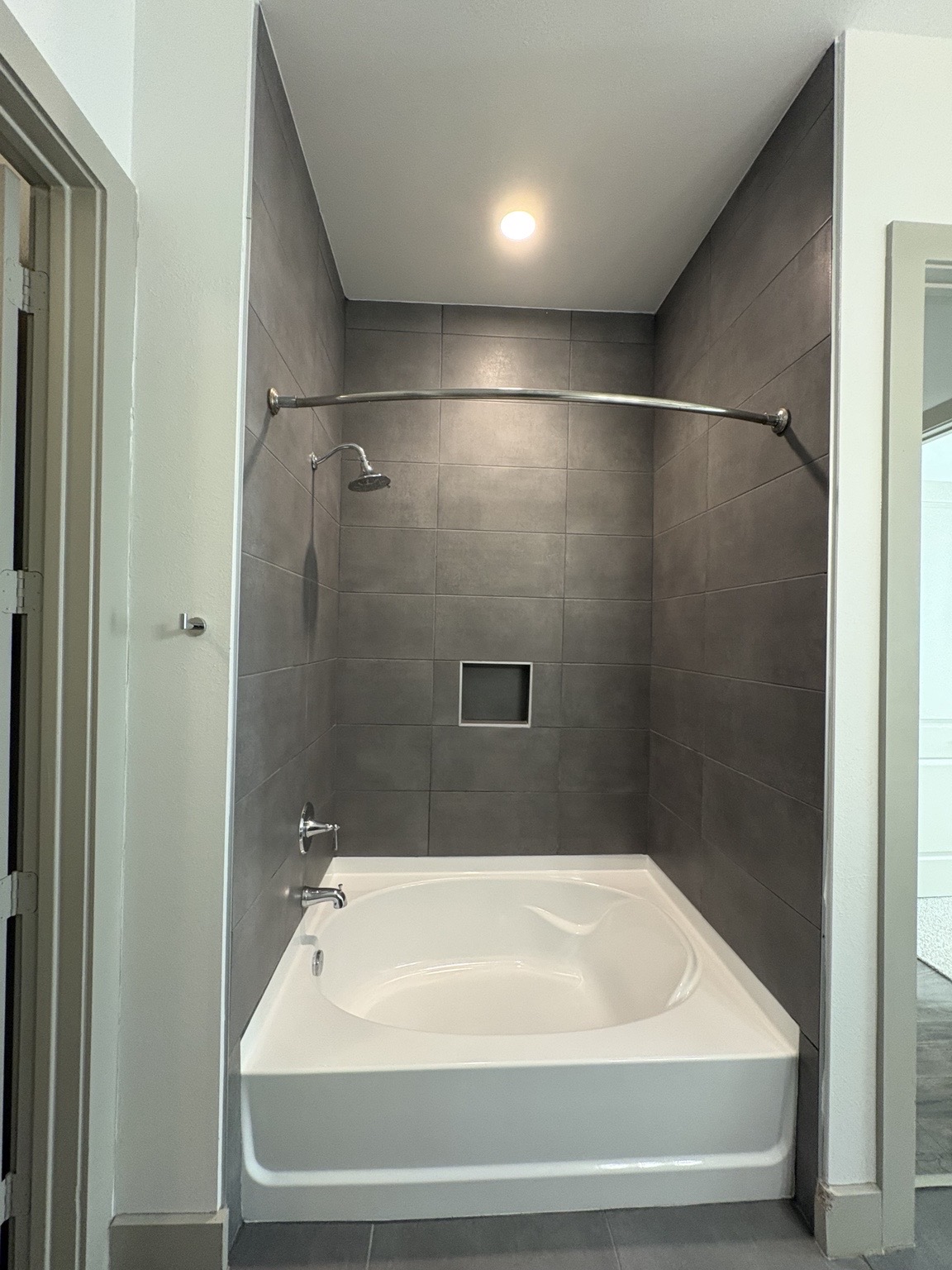 Resort-Style Apt In The Heights - Photo 8