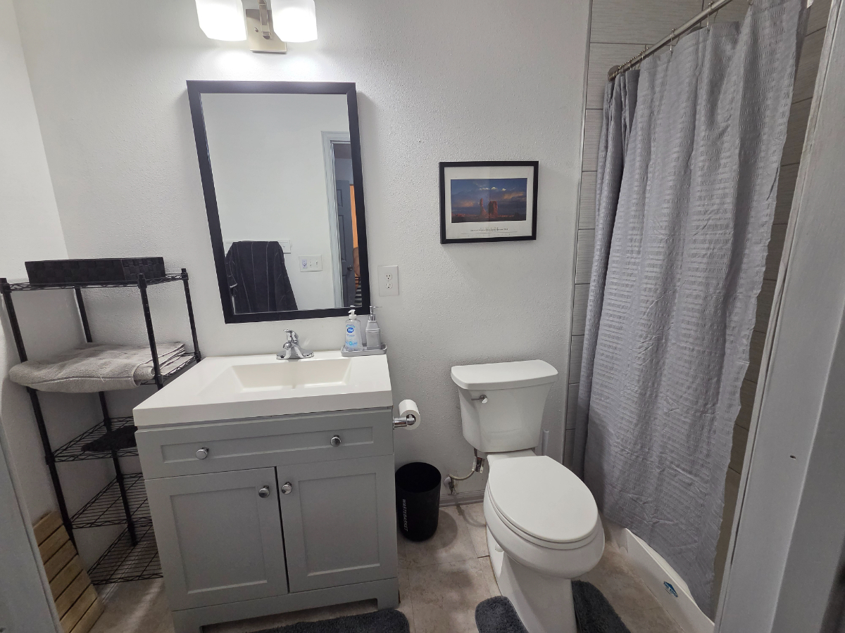 Bright, studio basement apartment. - Photo 4