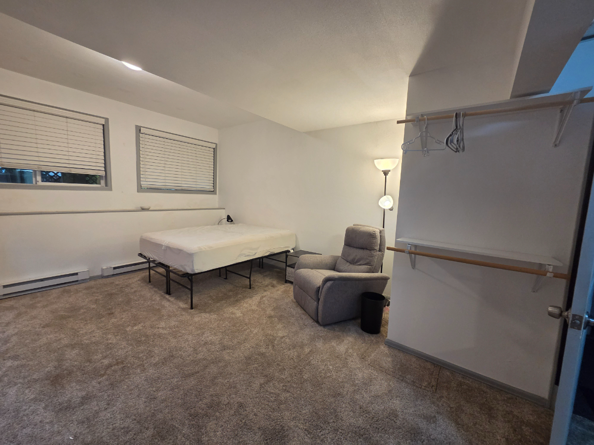 Bright, studio basement apartment. - Photo 6