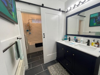 Garden view bedroom and luxury bath in a restored victorian house above an art gallery - Photo 3