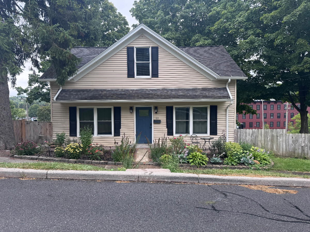 Fully Furnished 3 Bed/1 Bath home just Minutes away from Syracuse, NY - Photo 1