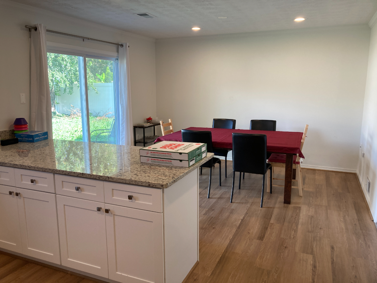 Private Queen Room With Workspace, Smart TV, and Shared Amenities - Photo 7