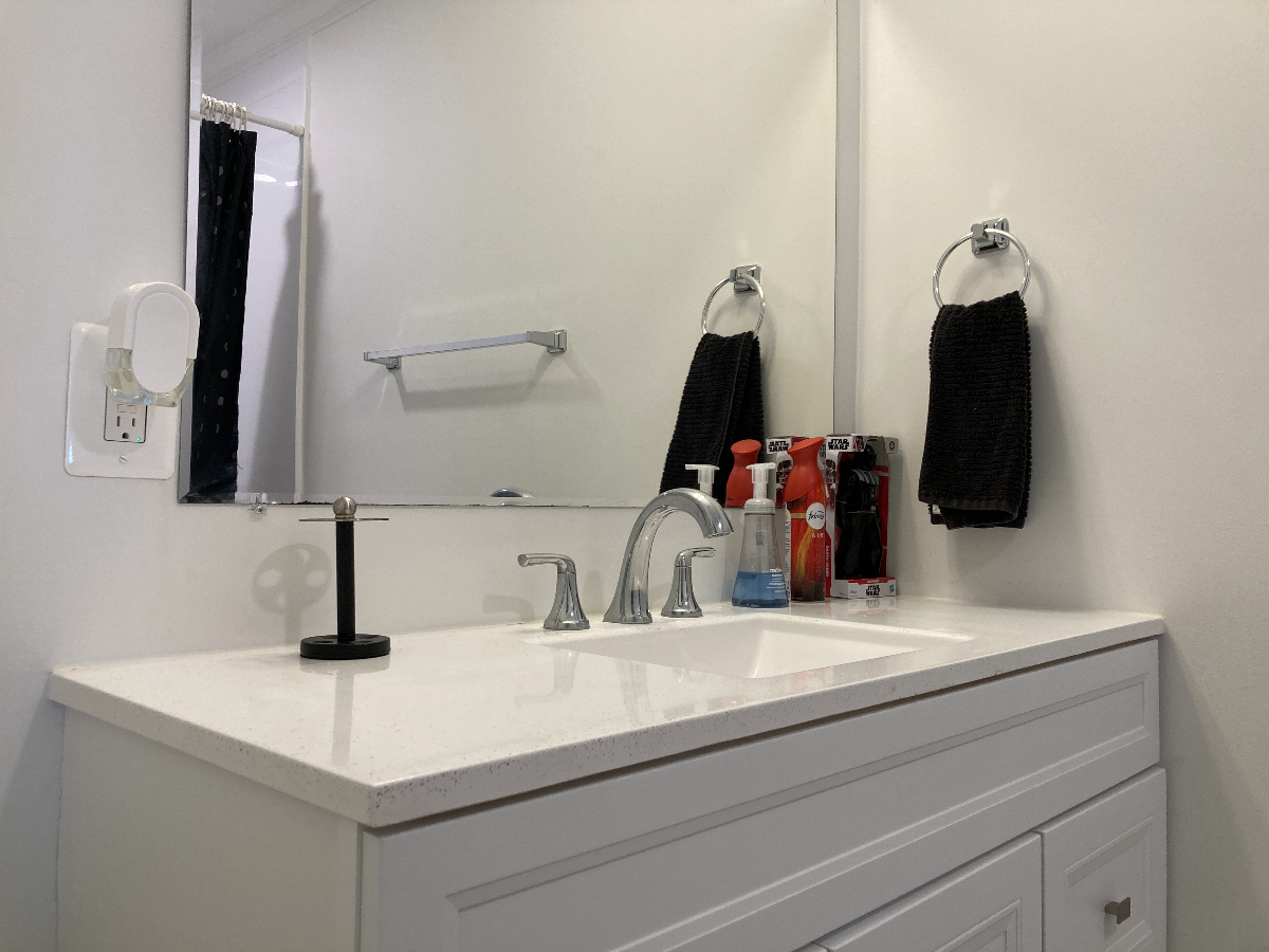Private Queen Room With Workspace, Smart TV, and Shared Amenities - Photo 9