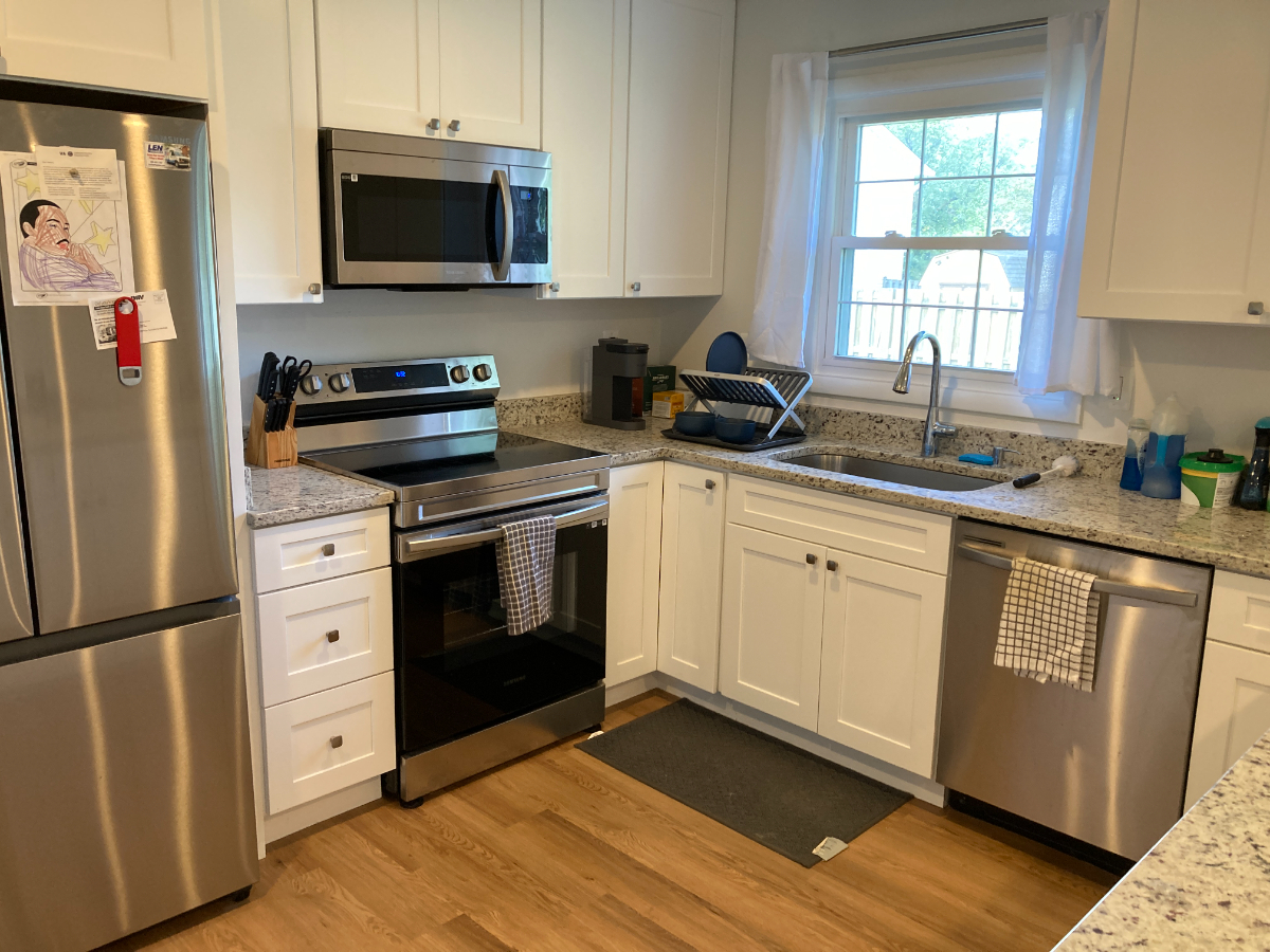 Private Queen Room With Workspace, Smart TV, and Shared Amenities - Photo 6
