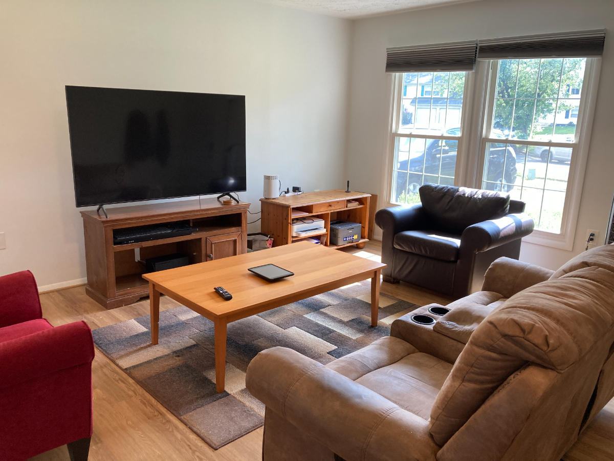 Private Queen Room With Workspace, Smart TV, and Shared Amenities - Photo 5