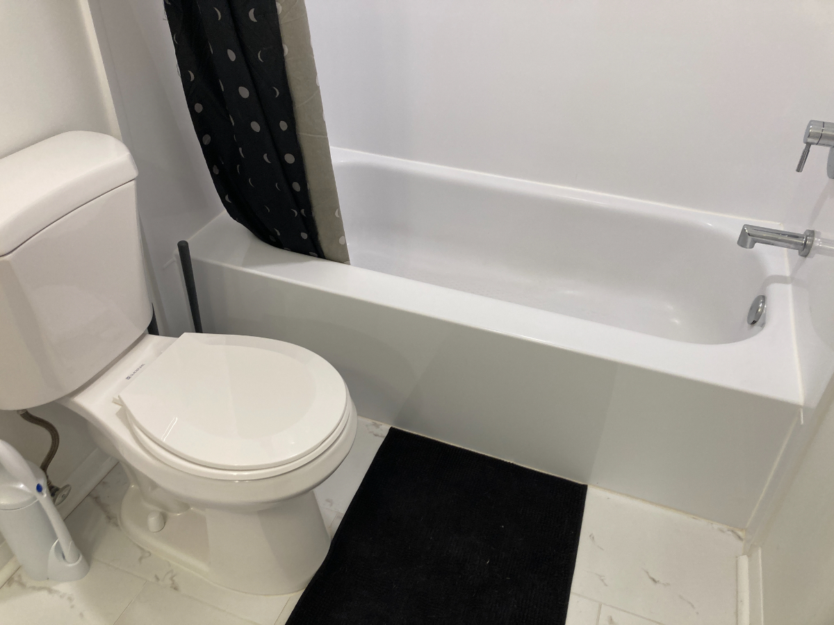 Private Queen Room With Workspace, Smart TV, and Shared Amenities - Photo 10