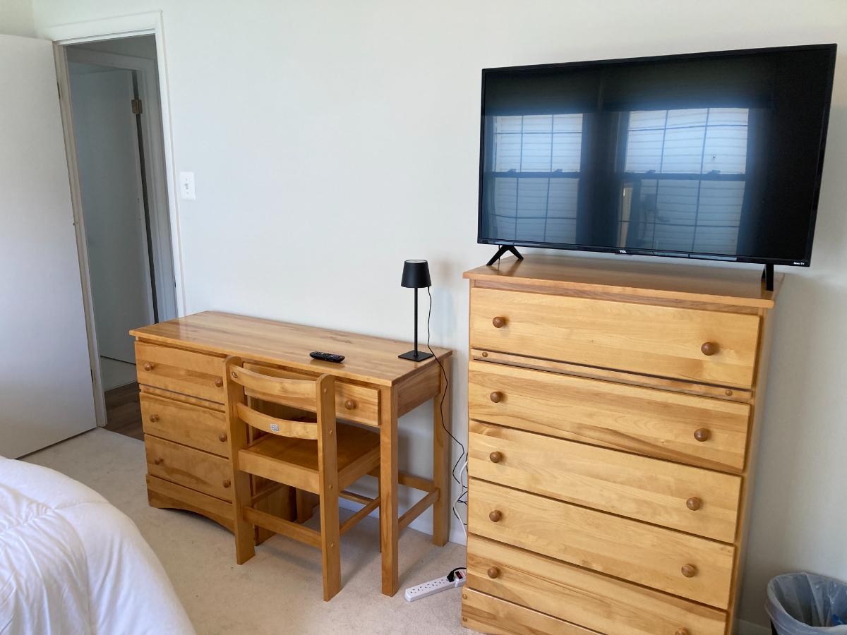 Private Queen Room With Workspace, Smart TV, and Shared Amenities - Photo 3