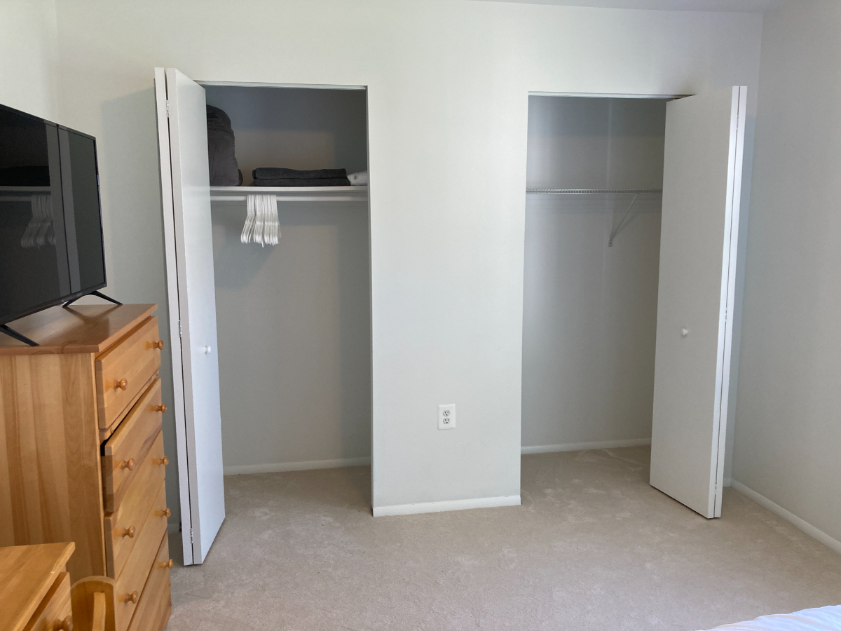 Private Queen Room With Workspace, Smart TV, and Shared Amenities - Photo 4