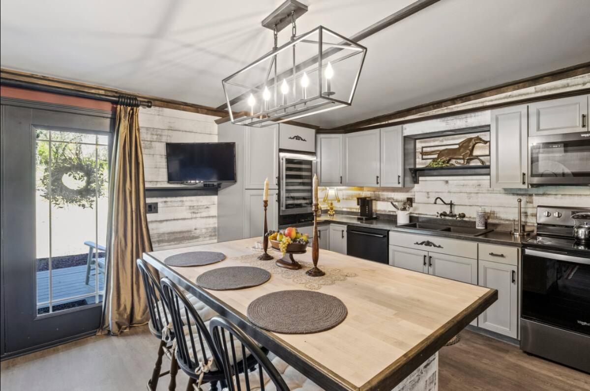 Furnished 1BR Apartment | Full Kitchen, Laundry & Private Entry - Photo 1