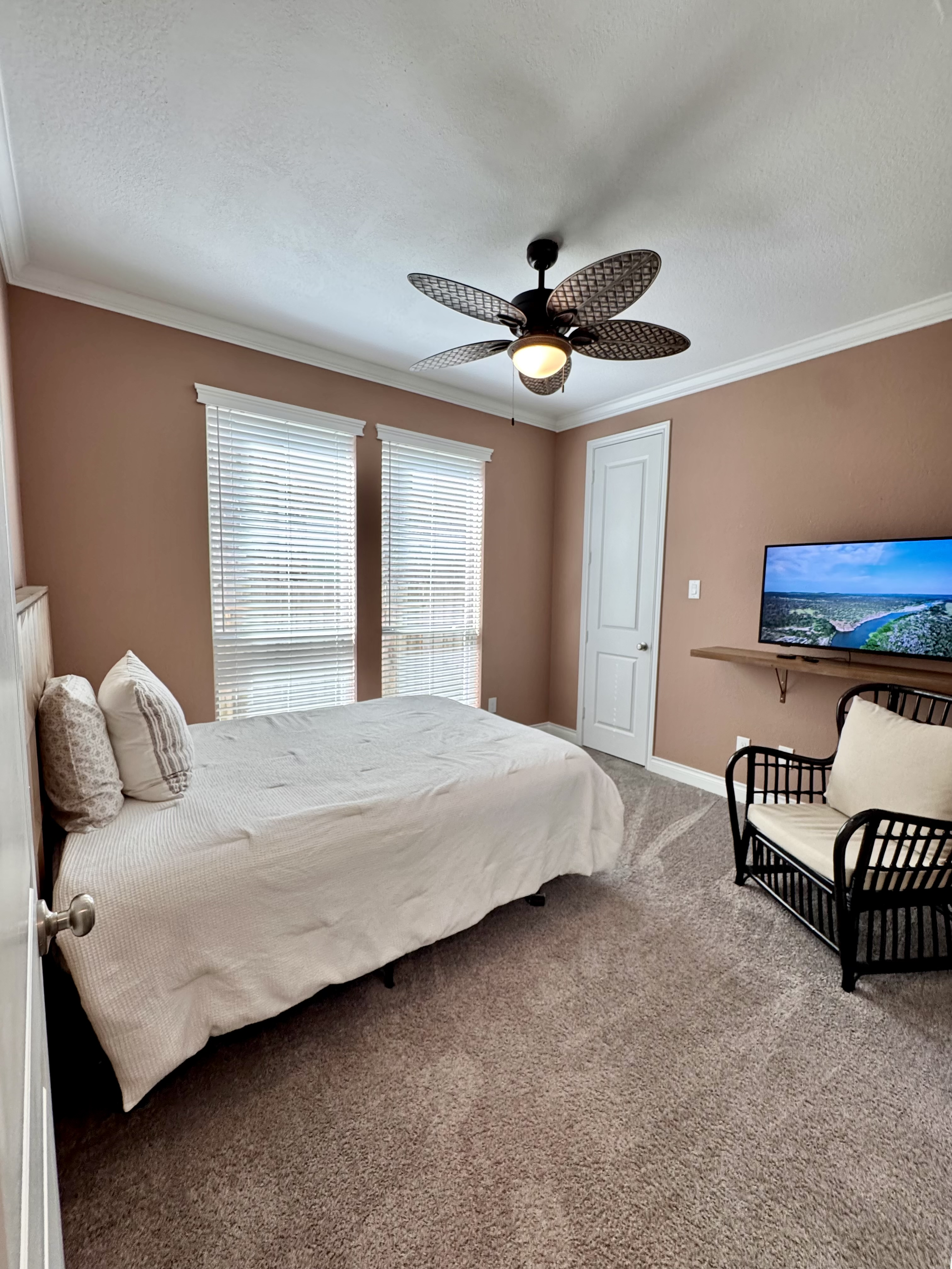 Safe, Quiet, & Private Rooms or Fully furnish properties. - Photo 1