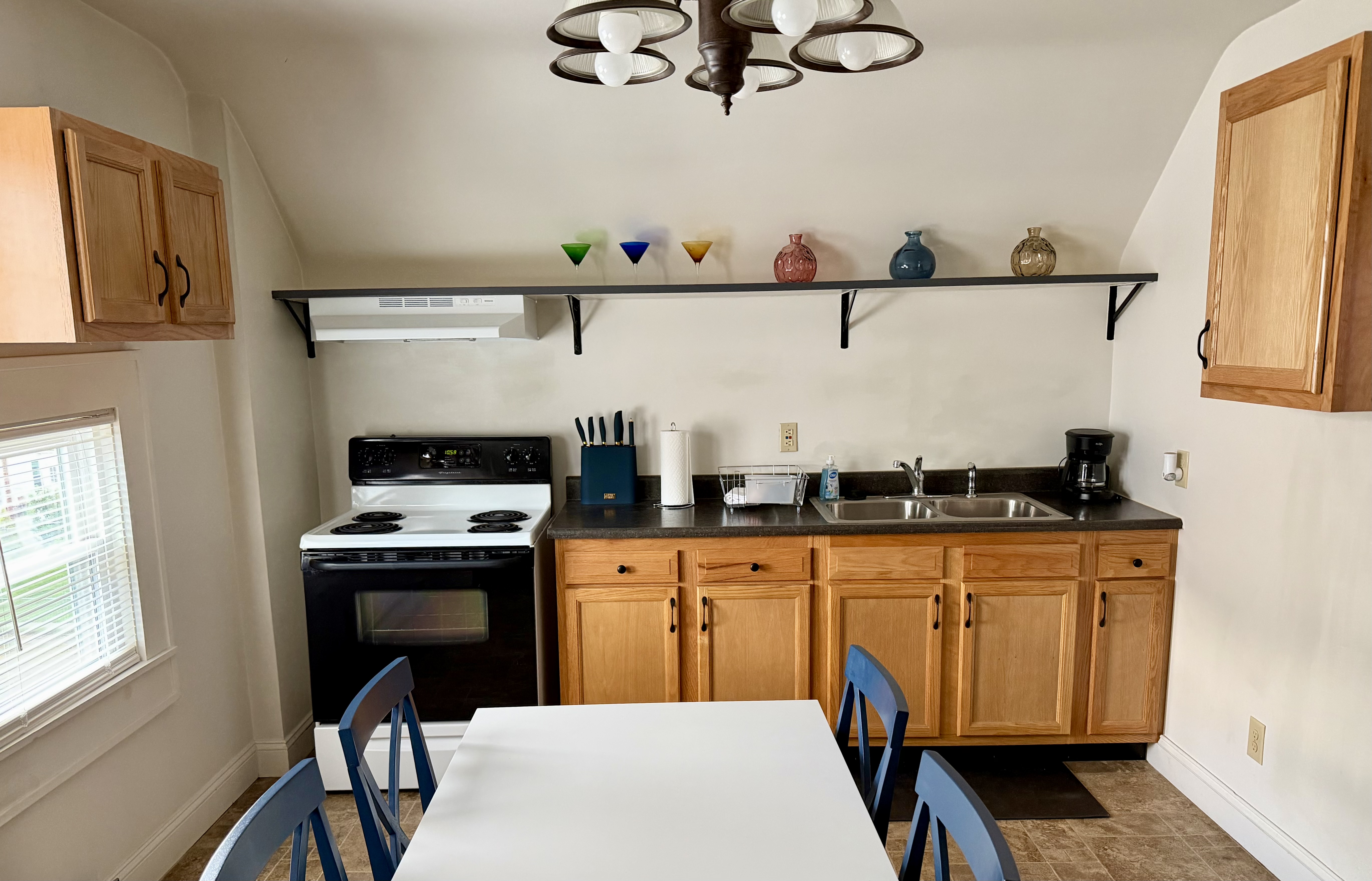 Ritter Park, "Penthouse" Apartment, Quiet Neighbors, Very Nicely Decorated, Flexible Lease Terms - Photo 9