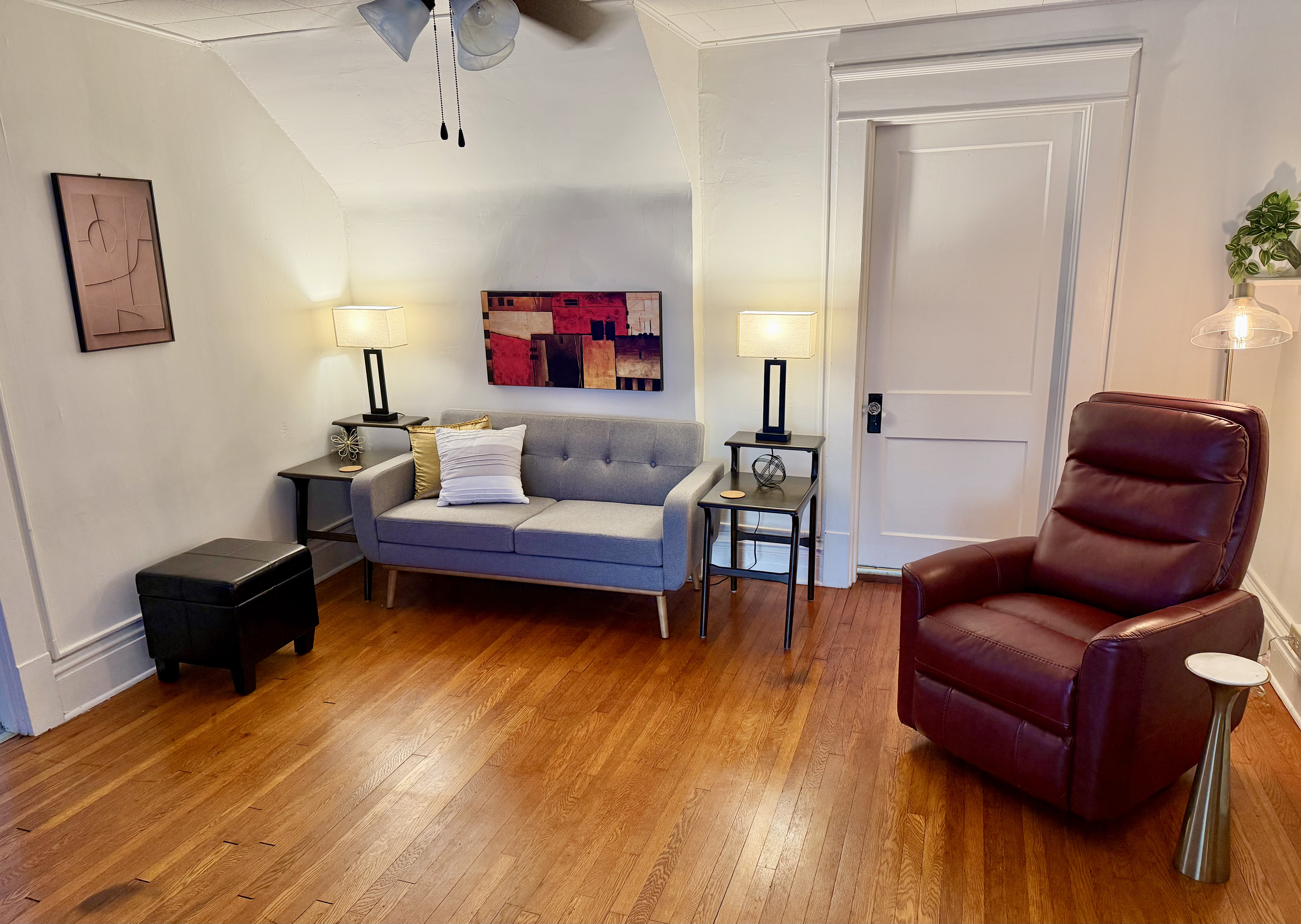 Ritter Park, "Penthouse" Apartment, Quiet Neighbors, Very Nicely Decorated, Flexible Lease Terms - Photo 1