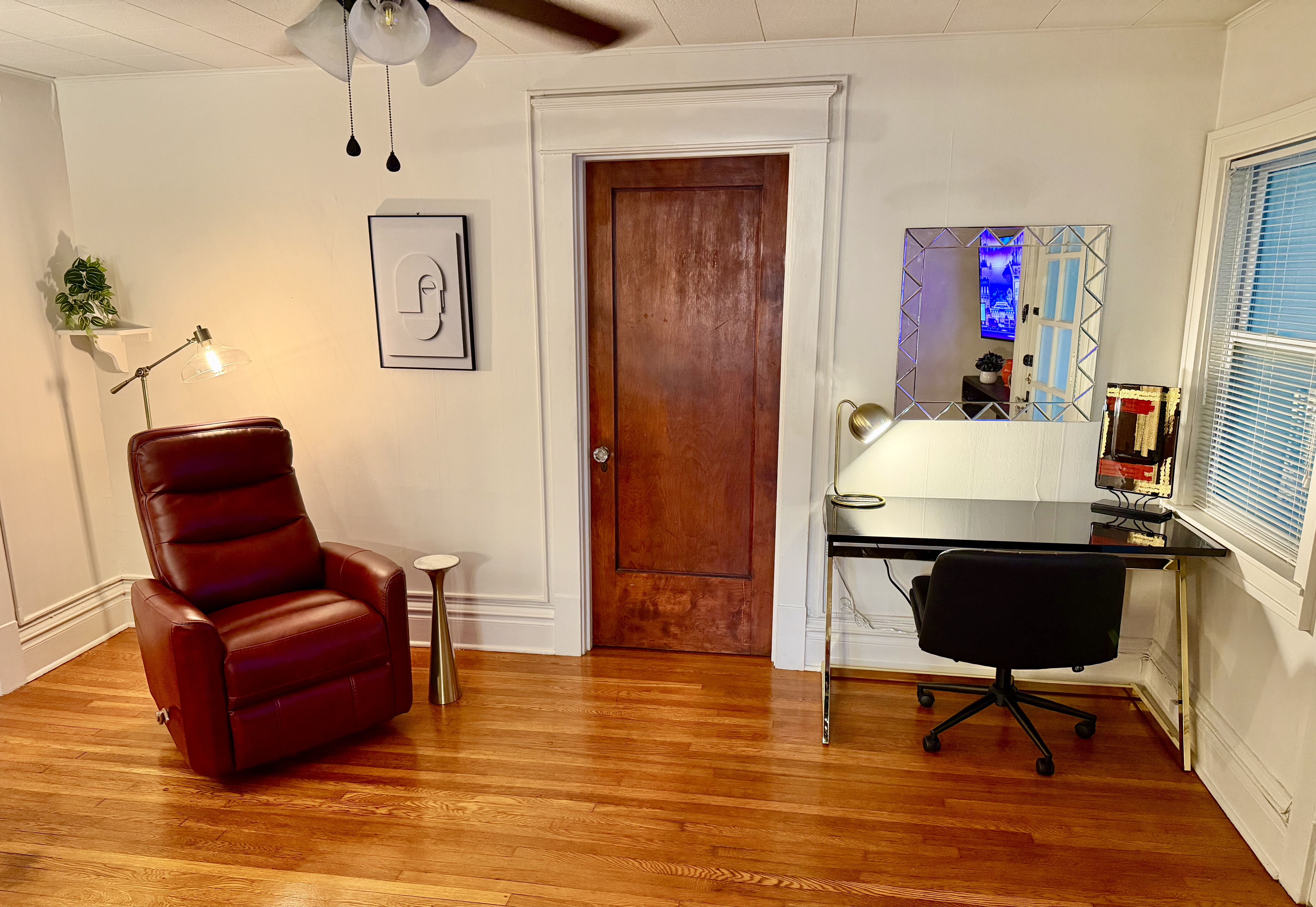 Ritter Park, "Penthouse" Apartment, Quiet Neighbors, Very Nicely Decorated, Flexible Lease Terms - Photo 3
