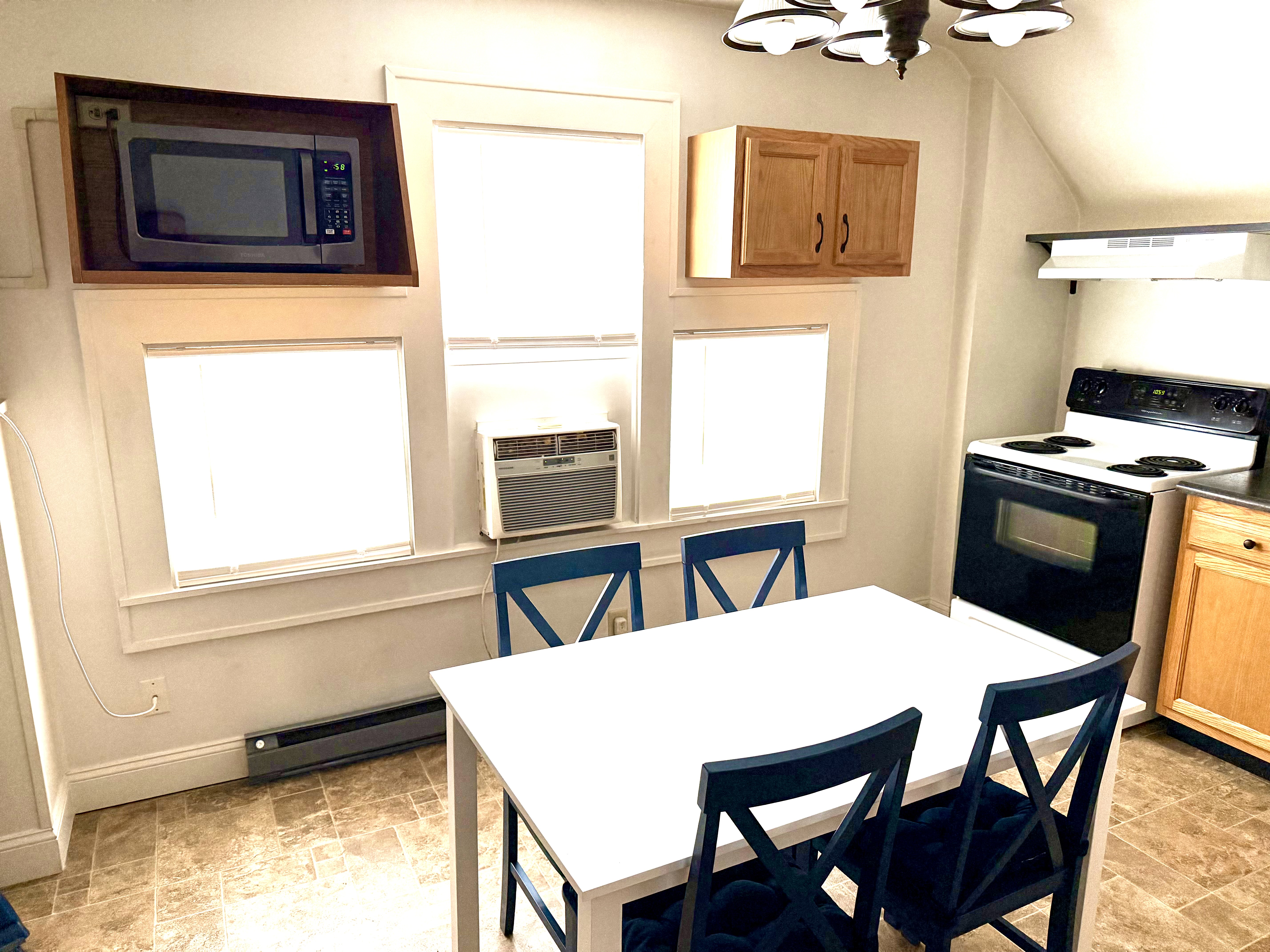 Ritter Park, "Penthouse" Apartment, Quiet Neighbors, Very Nicely Decorated, Flexible Lease Terms - Photo 10