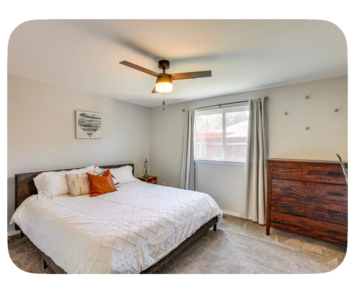 Cozy home with spacious private yard, two minutes from hospital - Photo 2