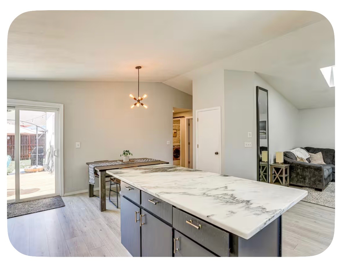 Cozy home with spacious private yard, two minutes from hospital - Photo 5