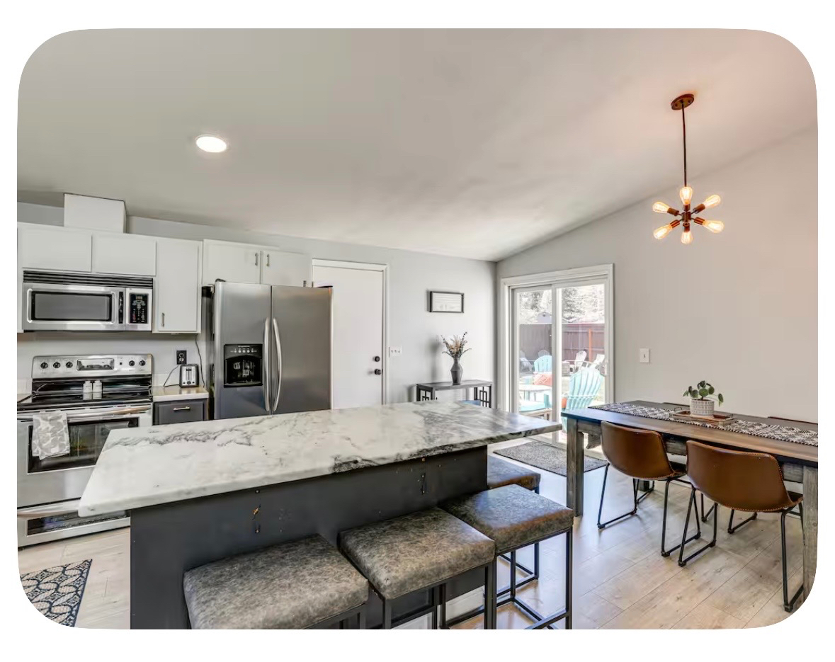 Cozy home with spacious private yard, two minutes from hospital - Photo 6