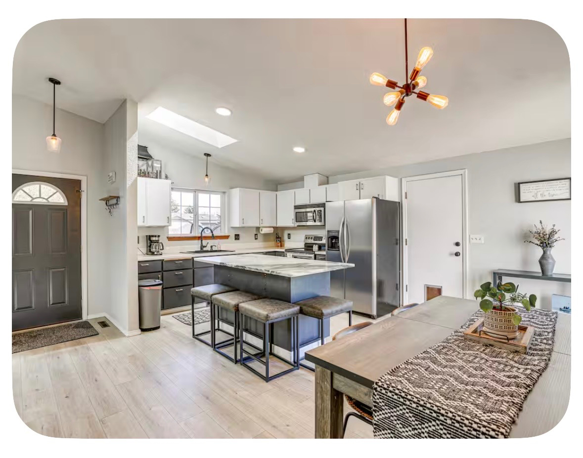 Cozy home with spacious private yard, two minutes from hospital - Photo 1