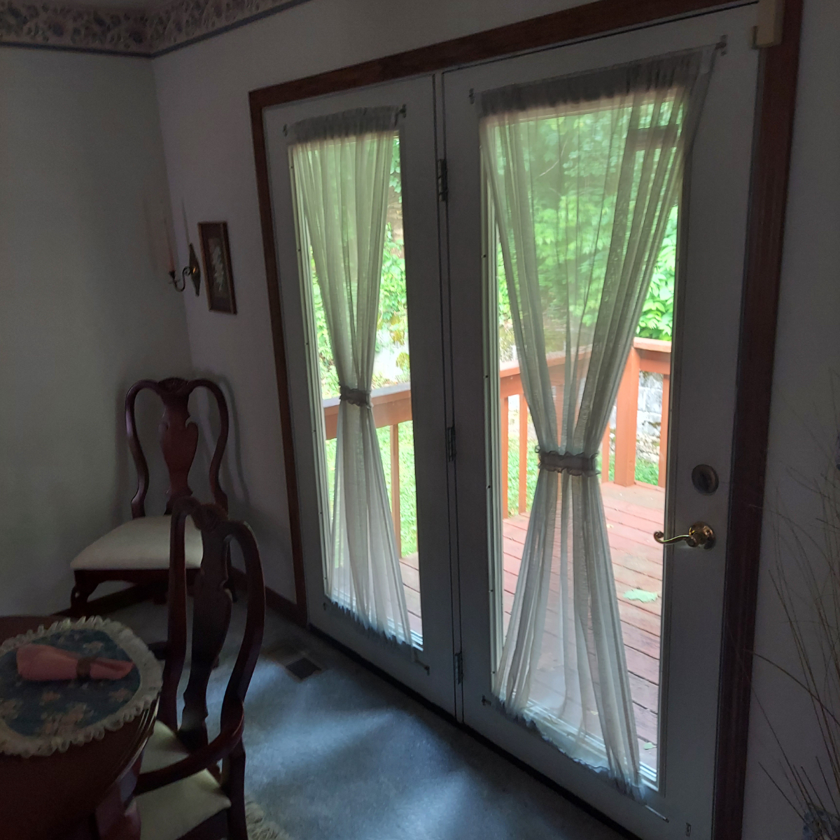 Quiet Furnished 3BR 2BA Retreat With Multiple Living Areas And Easy I64 Access - Photo 4