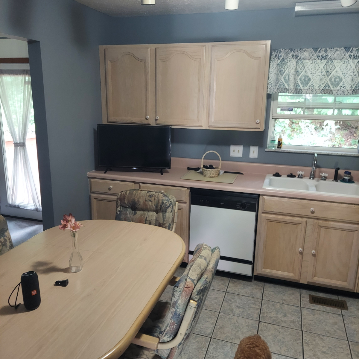 Quiet Furnished 3BR 2BA Retreat With Multiple Living Areas And Easy I64 Access - Photo 8